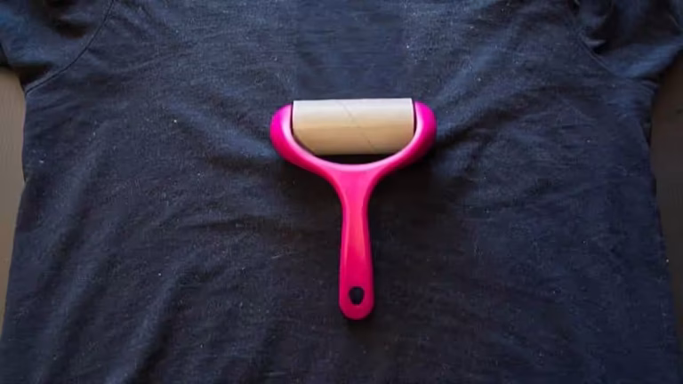 How to make a DIY lint remover for sofas and clothes